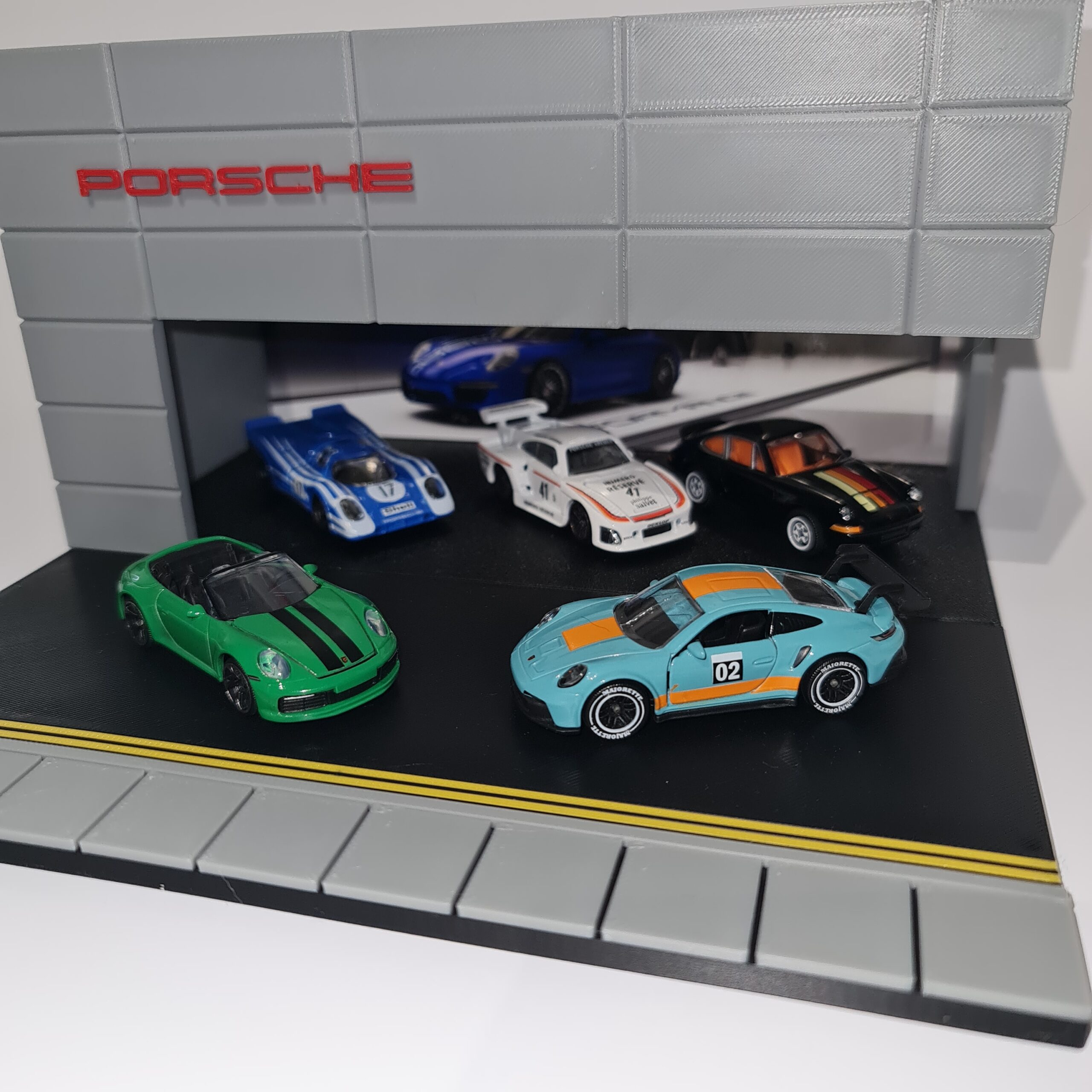 DOUBLE YELLOWS ROAD DIORAMA - Image 4