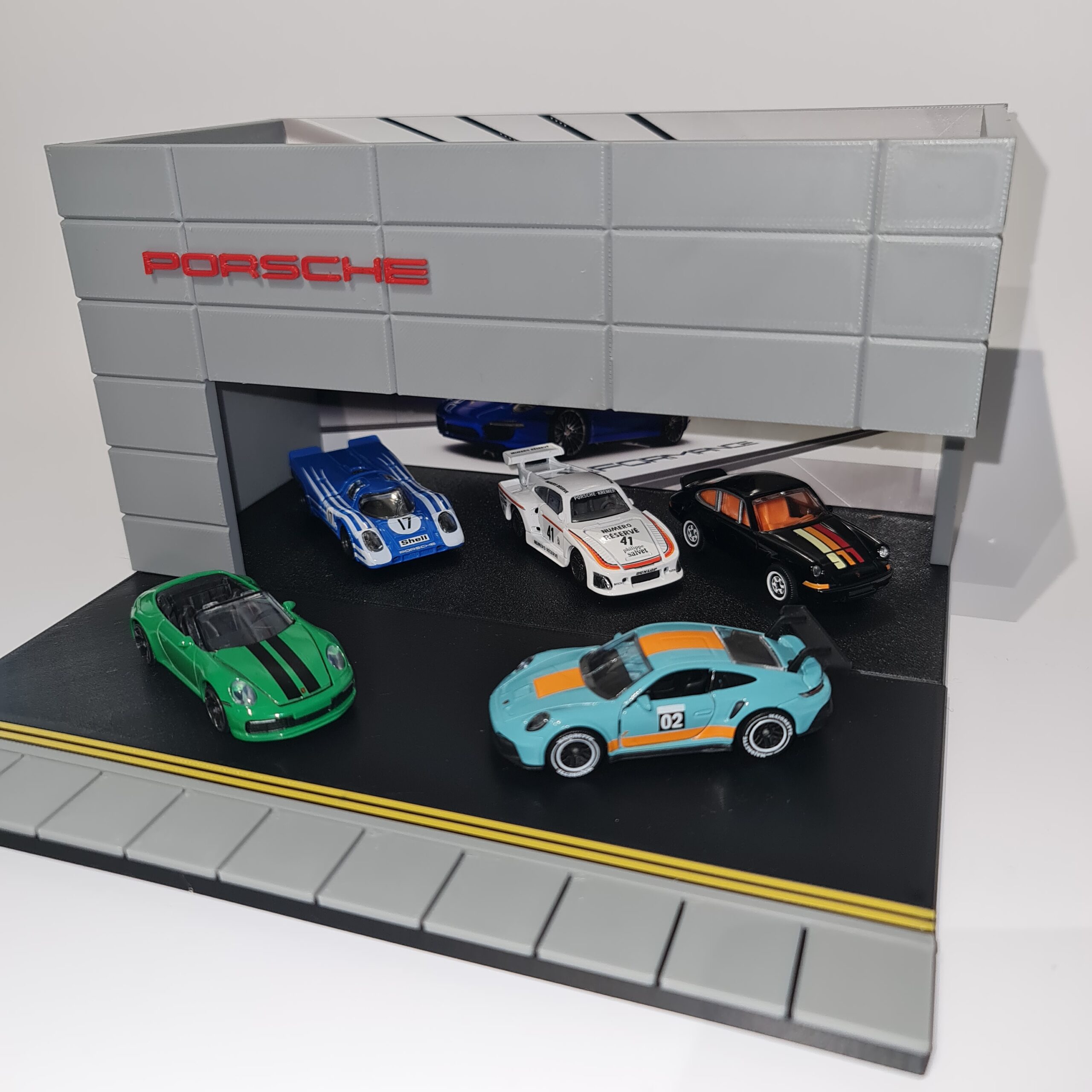 DOUBLE YELLOWS ROAD DIORAMA - Image 5