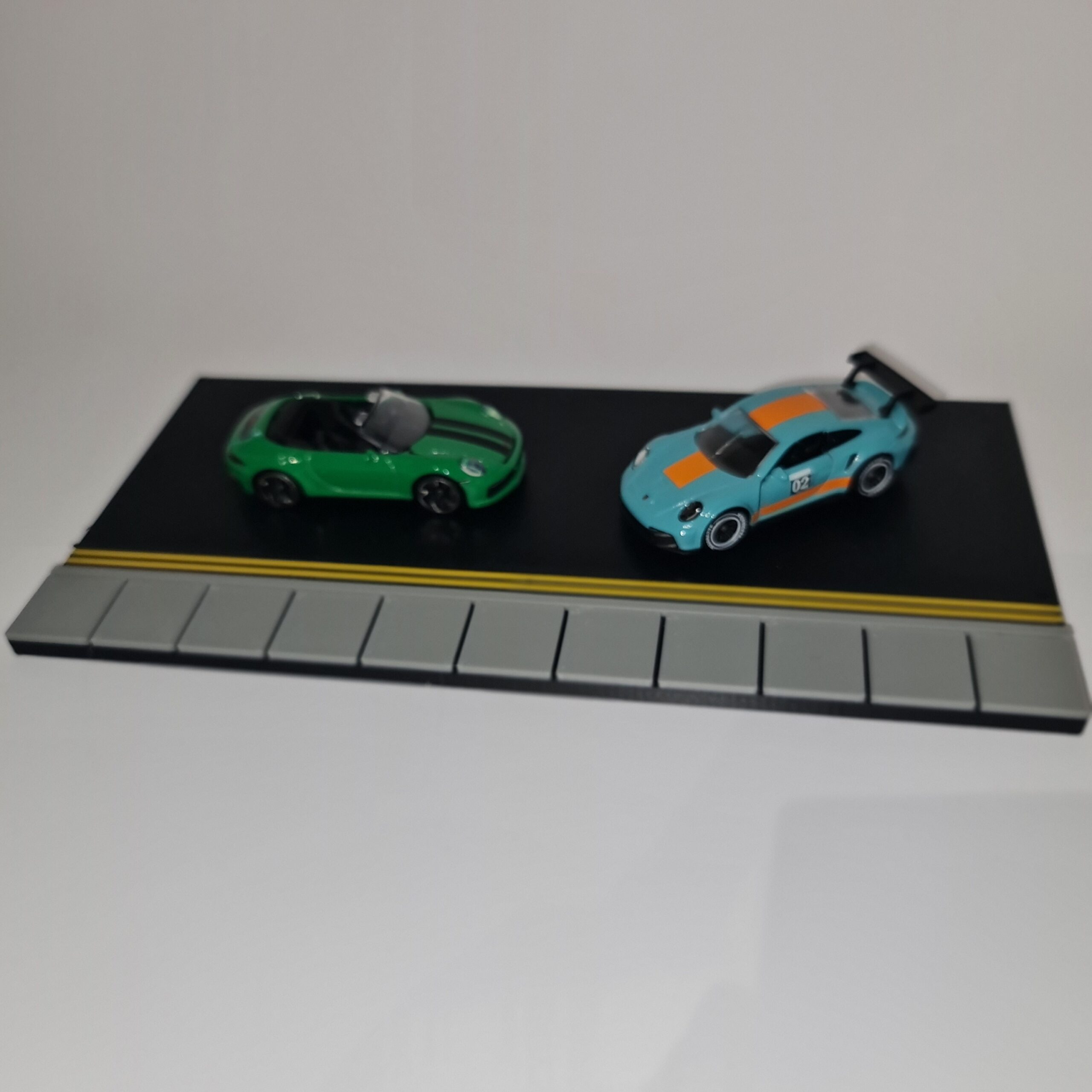 DOUBLE YELLOWS ROAD DIORAMA - Image 9